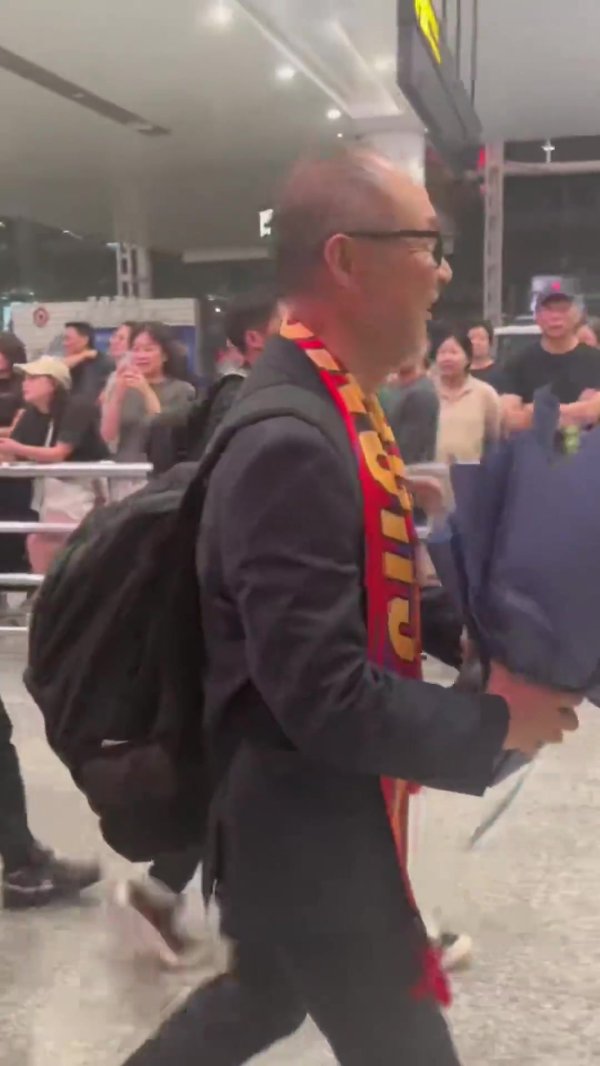 将接手重庆铜梁龙！重庆广电晒视频：张外龙已抵达江北国际机场