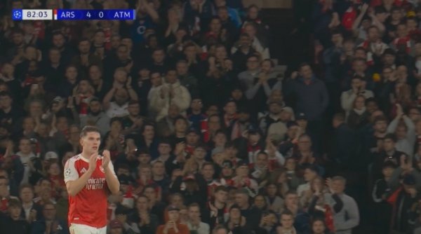 接受全场掌声！第83分钟，约克雷斯下场本场完成双响