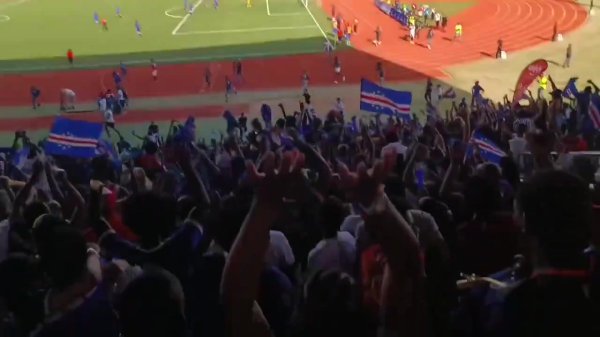 音量预警💥看台视角看54万人小国佛得角进世界杯赛   球迷陷入狂欢