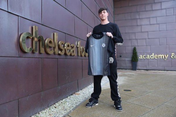 官方：切尔西与17岁守门员伯纳尔签下职业合同，他曾入选英格兰U18