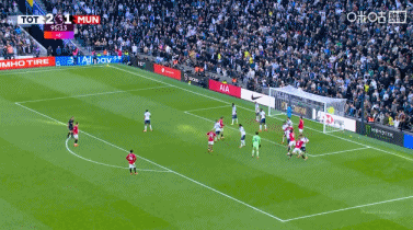 神了！德里赫特96分钟顶球读秒绝平！曼联2-2热刺