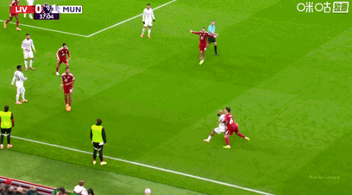 姆伯莫倒地后伸脚踢倒加克波，裁判    未出牌