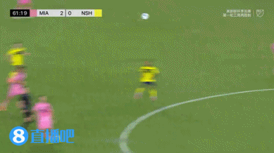 有点演？布斯克茨停下高空球，纳什维尔球员捂着脸倒地